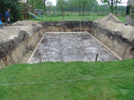 De bekisting en bewapening ten behoeve van de betonvloer.