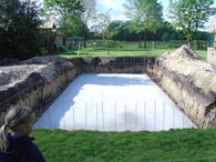 De betonlvoer is gestort en de verticale bewapening ten behoeve van de zwembadwand is geplaatst.