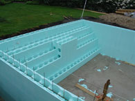 De luxe inlooptrap en het startblok t.b.v. de jetstream worden uit dezelfde bouw stenen opgebouwd.